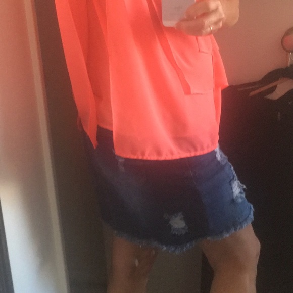 Loose flowing elegant Peach blouse. SZ medium. - Picture 4 of 4